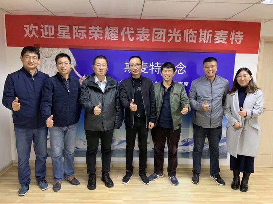 與客戶合影留念 與客戶合影留念